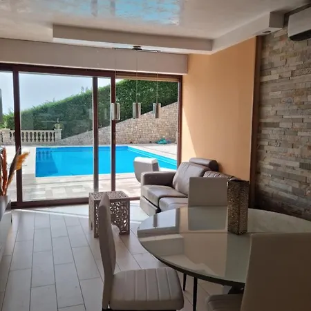 别墅 Villa Avec Piscine, Charmant Logement Complet 芒通
