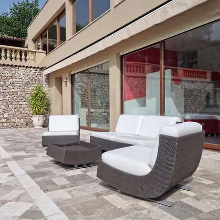 Villa Avec Piscine, Charmant Logement Complet